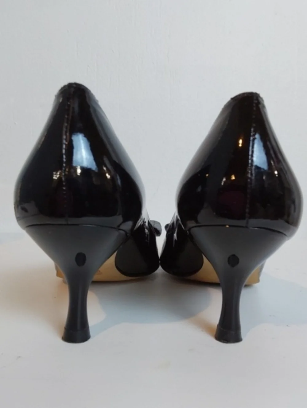 Stuart Weitzman| Black Patent Pointed Heels with Gray Bow Accent Toe Sz. 7